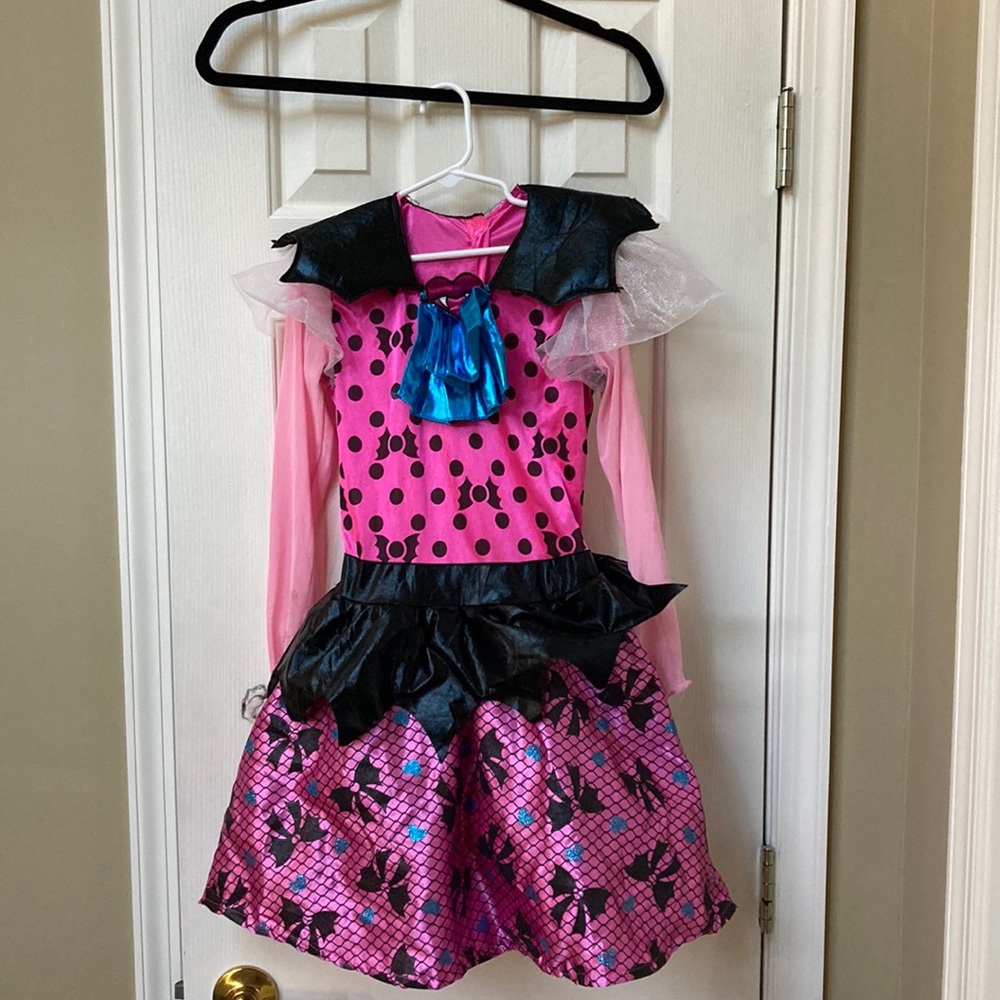 3/$20 Girls vampire rocker costume. GUC.
